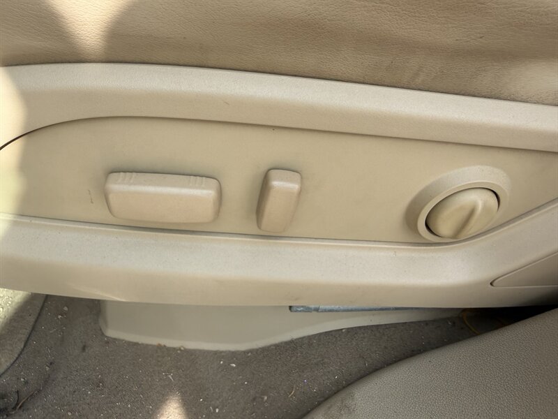 Used 2012 Buick Enclave Leather AWD/4WD image 27