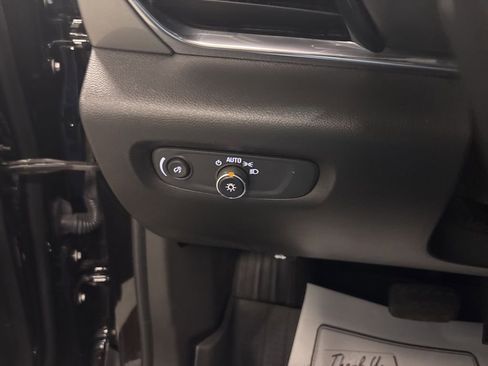 Used 2023 Chevrolet Traverse LT FWD image 23