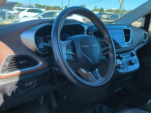 Used 2018 Chrysler Pacifica Limited w/ Tire & Wheel Group image 2