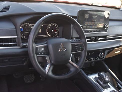 Used 2023 Mitsubishi Outlander AWD image 16