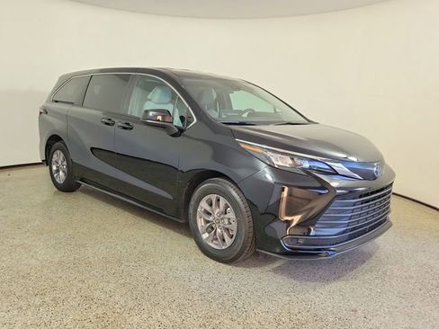 Used 2025 Toyota Sienna LE FWD image 4