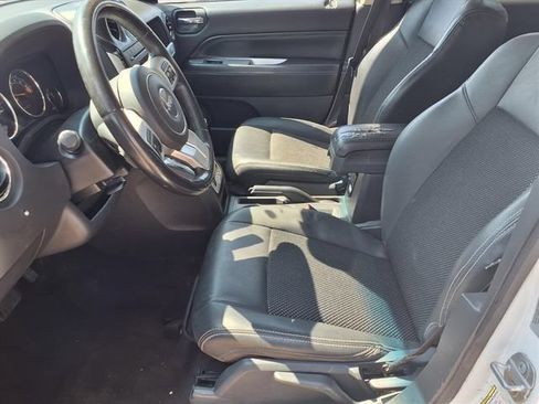Used 2017 Jeep Compass Latitude FWD image 12