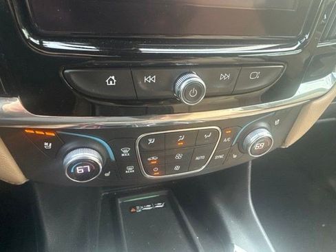 Used 2022 Chevrolet Traverse Premier AWD/4WD image 16