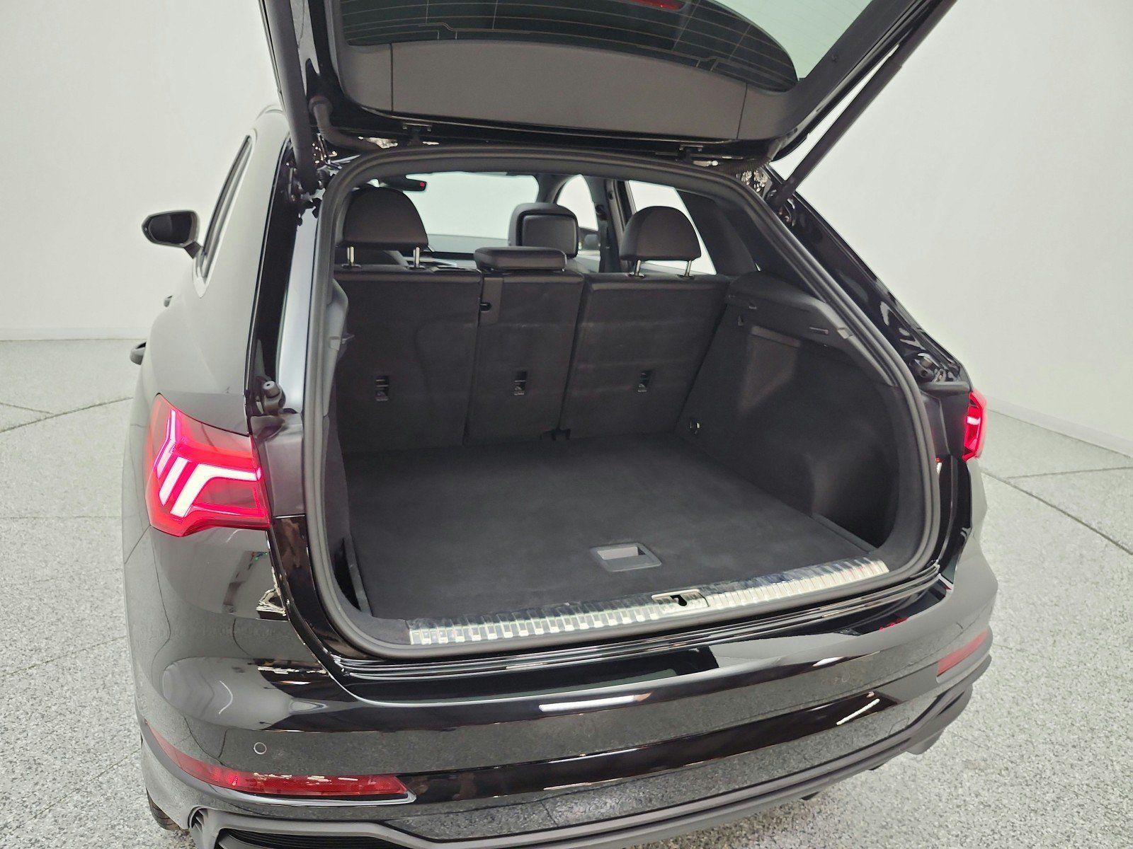 Used 2023 Audi Q3 2.0T Premium w/ Convenience Package AWD/4WD image 30