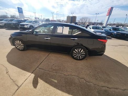 Used 2025 Nissan Altima 2.5 SV image 9