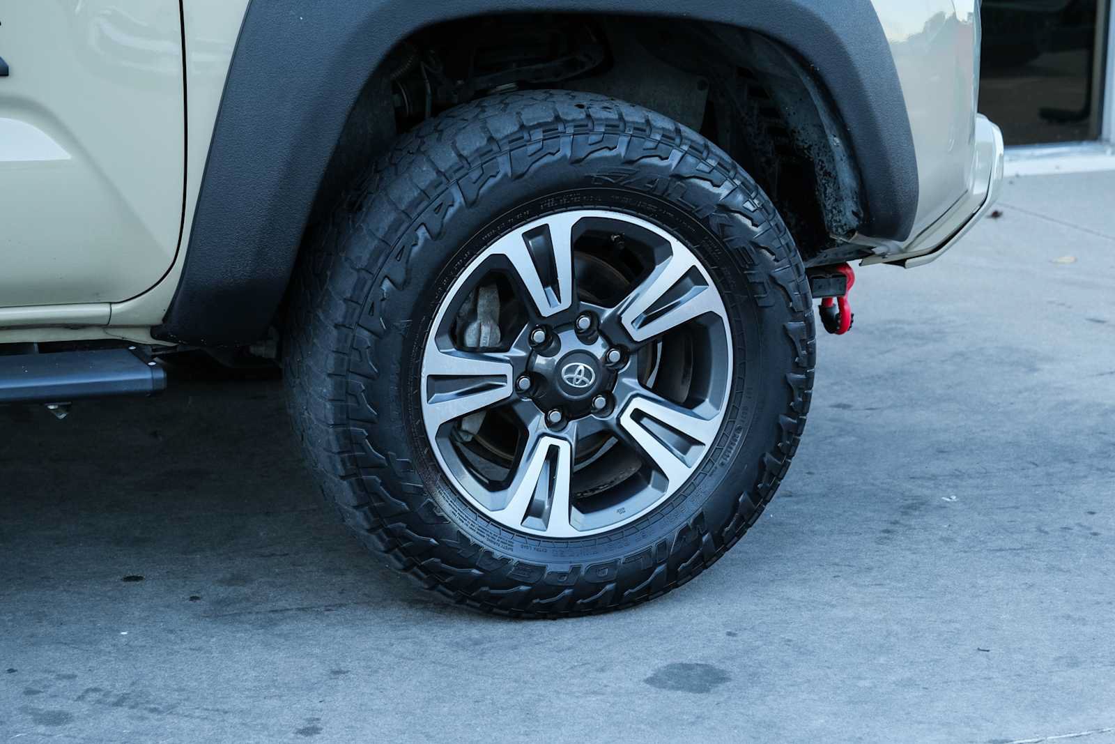 Used 2017 Toyota Tacoma TRD Sport w/ Tow Package (A/T) AWD/4WD image 9