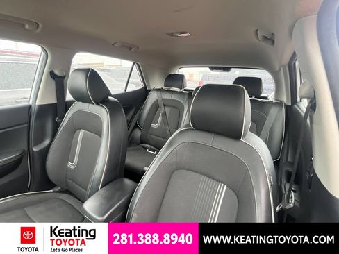 Used 2023 Hyundai Venue Limited FWD image 17