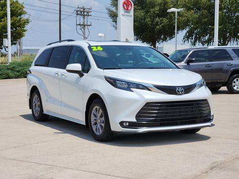 Used 2026 Toyota Sienna XLE FWD image 3