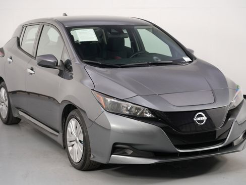 Used 2025 Nissan Leaf S image 46