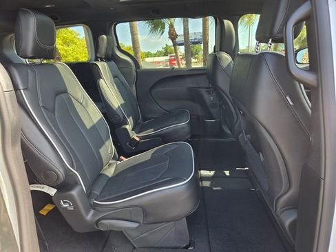 New 2026 Chrysler Pacifica Limited FWD image 17