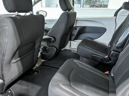 Used 2021 Chrysler Voyager LX FWD image 17