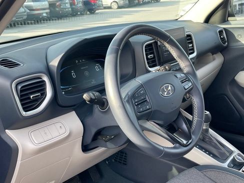 Used 2024 Hyundai Venue Limited FWD image 9