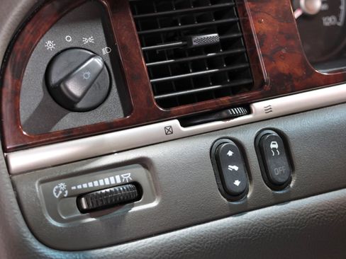 Used 2008 Lincoln Town Car Signature Limited RWD image 17