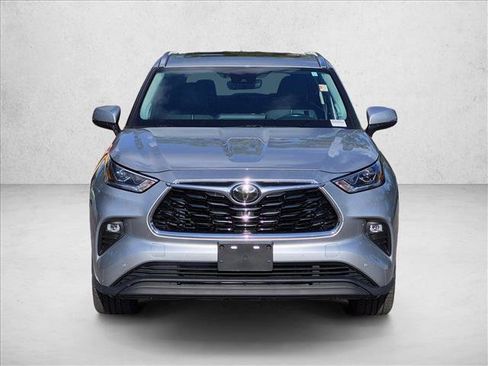 Used 2021 Toyota Highlander Limited FWD image 2