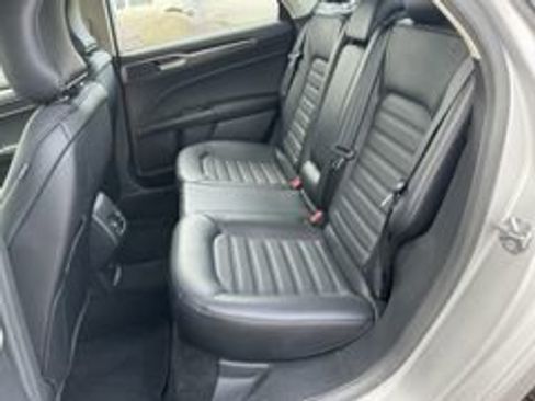 Used 2017 Ford Fusion SE w/ Fusion SE Technology Package FWD image 13