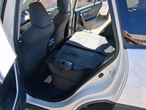 Used 2021 Toyota RAV4 XLE AWD/4WD image 24