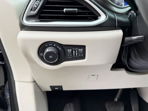 Used 2023 Chrysler Pacifica Touring-L FWD image 19