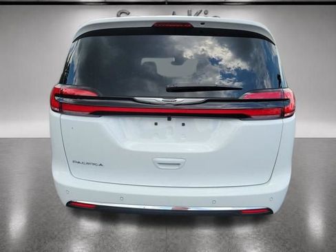 Used 2026 Chrysler Pacifica Select FWD image 4