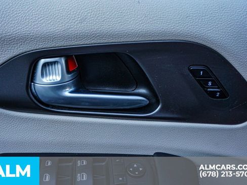 Used 2024 Chrysler Pacifica Select image 58