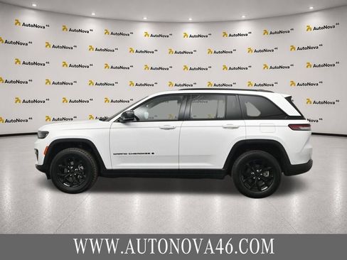 Used 2025 Jeep Grand Cherokee Altitude AWD/4WD image 3