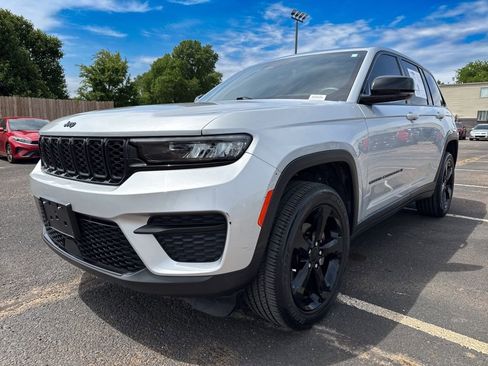 Used 2023 Jeep Grand Cherokee Altitude RWD image 3