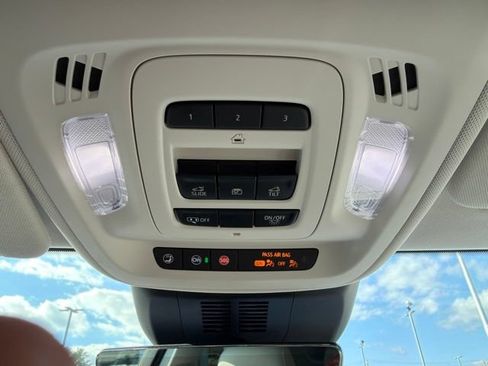 Used 2025 Buick Envision Avenir AWD/4WD image 24