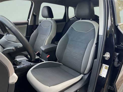 Used 2025 Volkswagen Taos SE image 11