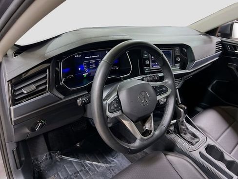 Used 2024 Volkswagen Jetta SE image 9