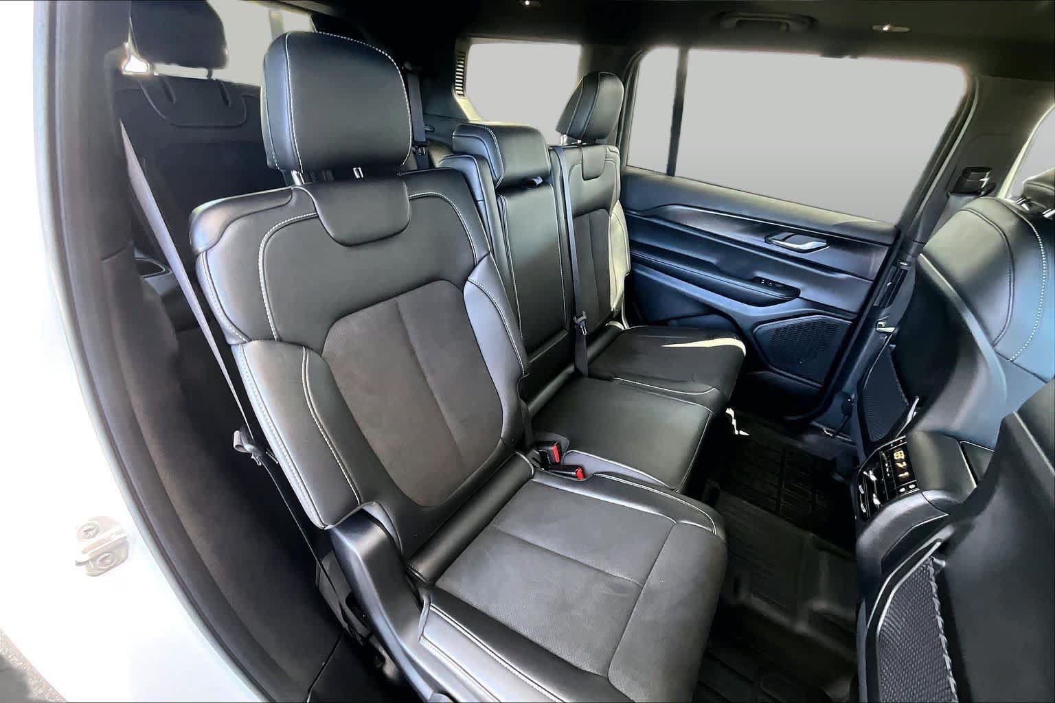 Used 2025 Jeep Grand Cherokee L Altitude RWD image 21