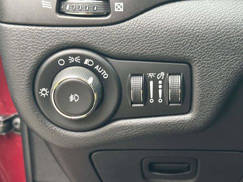 Used 2019 Jeep Cherokee Trailhawk w/ Cold Weather Group image 20