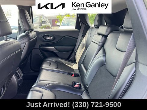 Used 2019 Jeep Cherokee Latitude Plus w/ Cold Weather Group AWD/4WD image 10
