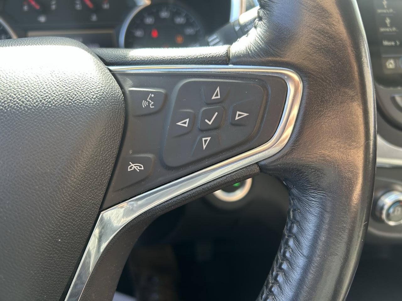 Used 2019 Chevrolet Equinox LT w/ Sun & Navigation Package AWD/4WD image 19