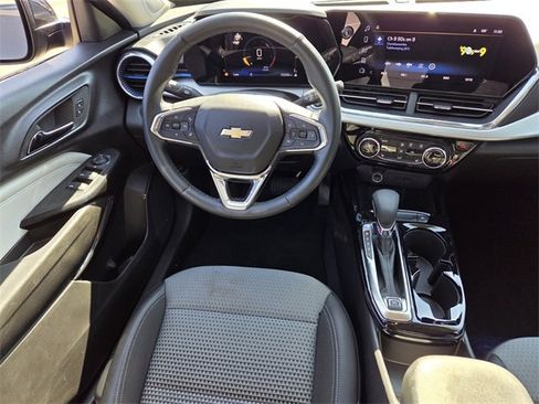 Certified 2025 Chevrolet Trax LT w/ LT Convenience Package image 14