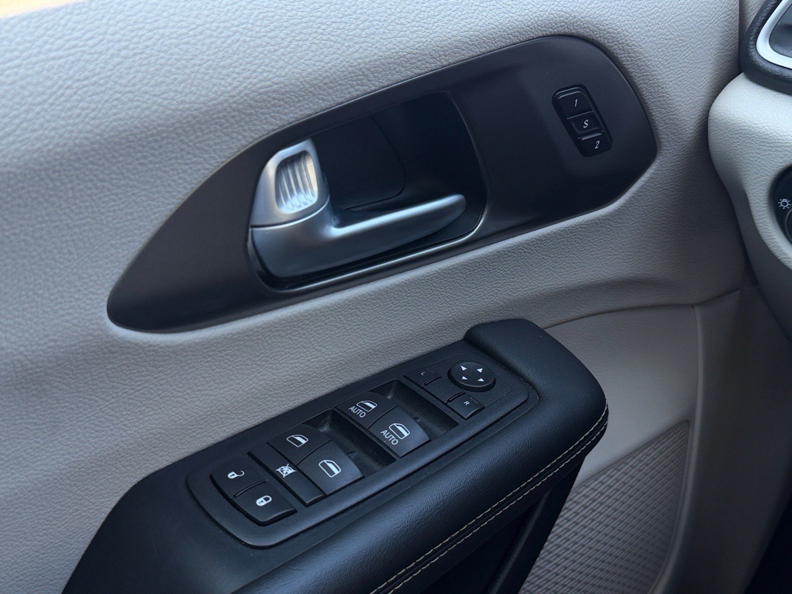 Used 2024 Chrysler Pacifica Touring-L FWD image 23
