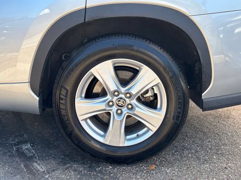 Used 2025 Toyota Highlander LE FWD image 33
