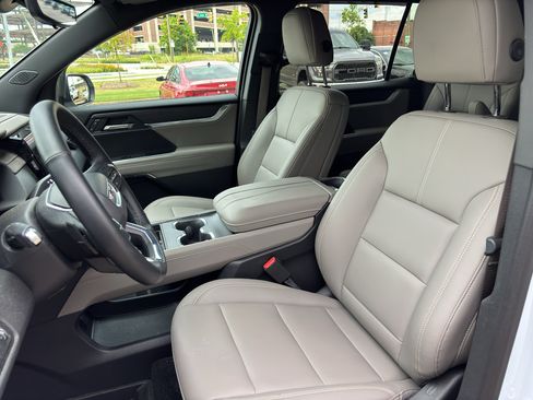Used 2026 GMC Acadia Elevation w/ Elevation Premium Package FWD image 12
