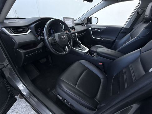 Used 2019 Toyota RAV4 Limited image 12