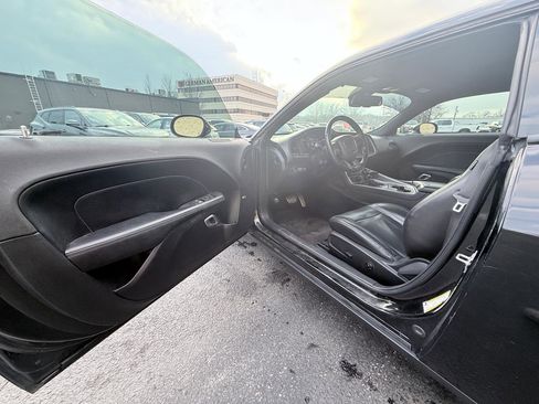 Used 2019 Dodge Challenger SXT w/ Plus Package image 6