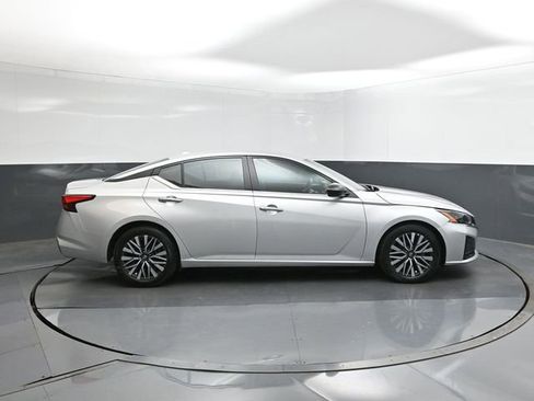 Used 2025 Nissan Altima 2.5 SV image 11