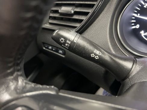 Used 2018 Nissan Rogue SV AWD/4WD image 21