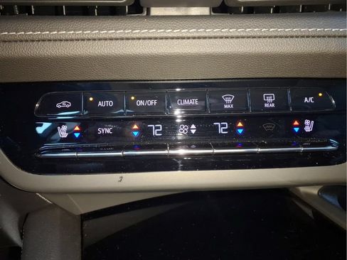 Used 2023 Buick Envision Avenir AWD/4WD image 12