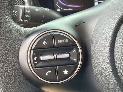 Used 2025 Kia Soul LX w/ LX Technology Package FWD image 24