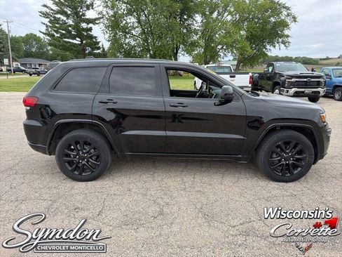Used 2018 Jeep Grand Cherokee Altitude AWD/4WD image 3