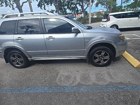 Used 2006 Mitsubishi Outlander SE image 2