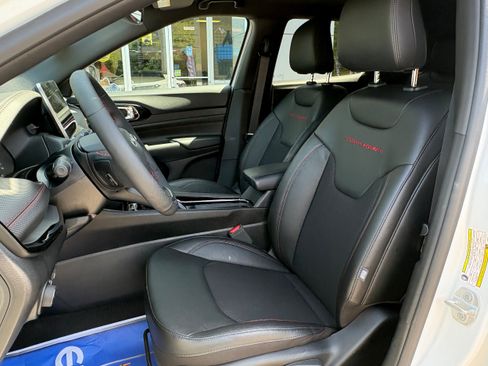 Certified 2025 Jeep Compass Trailhawk AWD/4WD image 16
