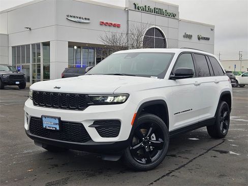 New 2025 Jeep Grand Cherokee Altitude image 2