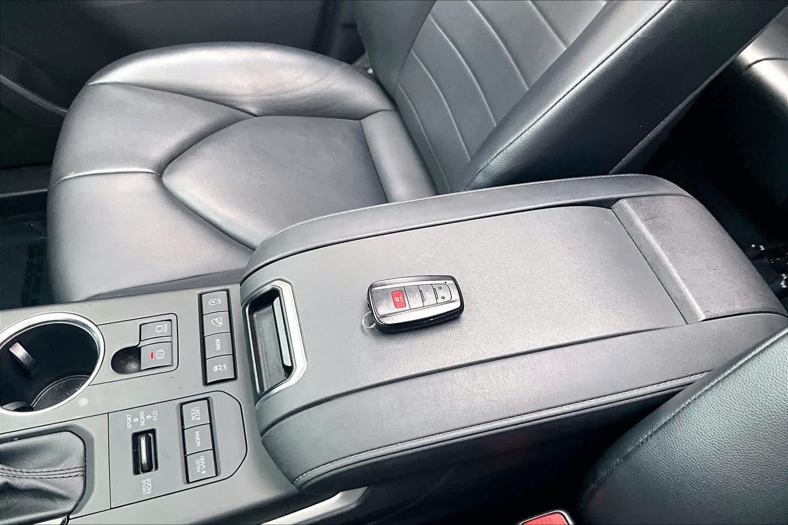 Used 2021 Toyota Highlander XLE AWD/4WD image 15