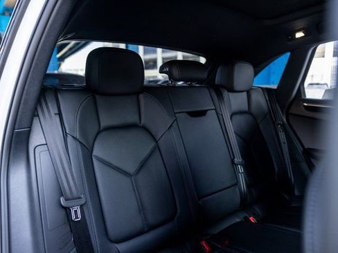 Certified 2025 Porsche Macan image 32