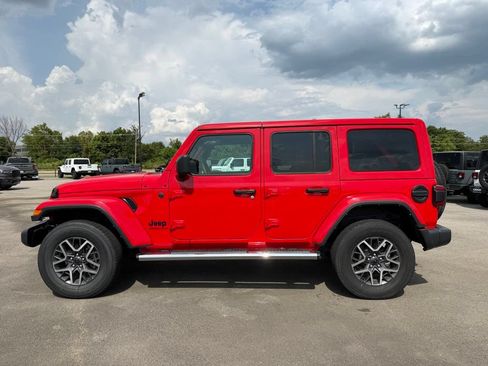 Used 2025 Jeep Wrangler Unlimited Sahara AWD/4WD image 4