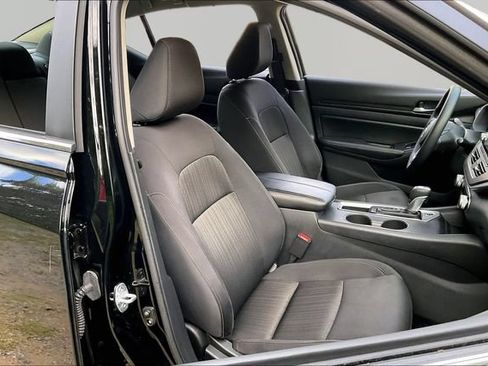 Used 2025 Nissan Altima 2.5 SV FWD image 19
